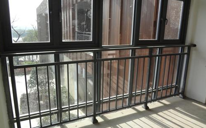 锌钢阳台栏杆的安装方式